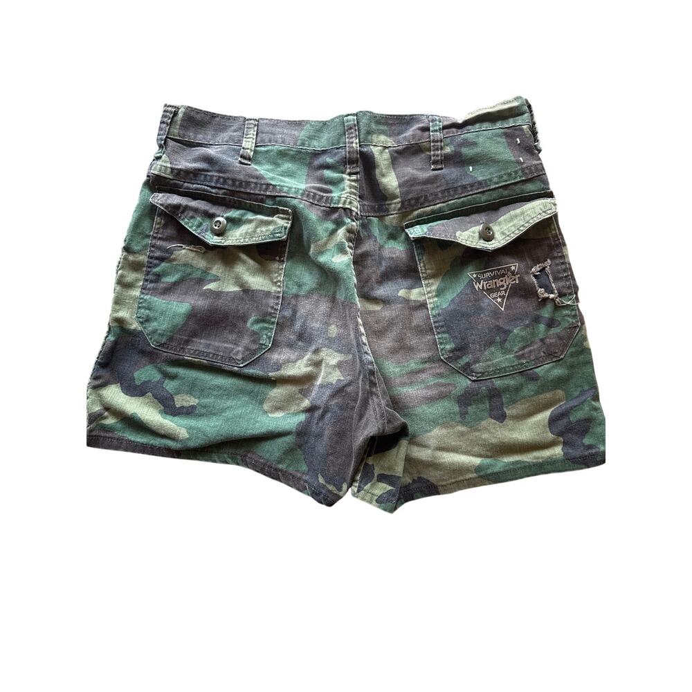 Vintage 90’s Wrangler Survival Gear Military Green Camo 32 x 4 Cargo Shorts